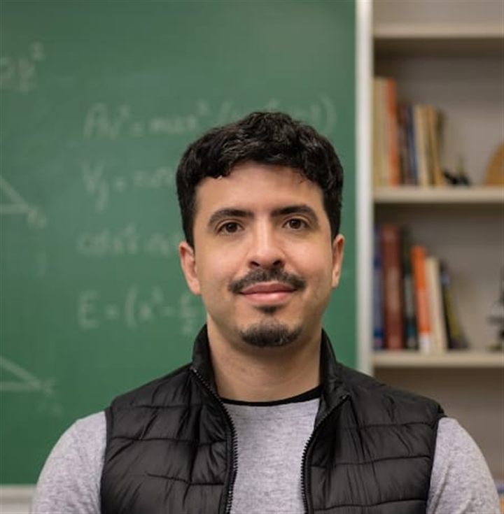 Maximiliano Bareiro, abogado previsional y docente en ejercicio, frente a un pizarrón
